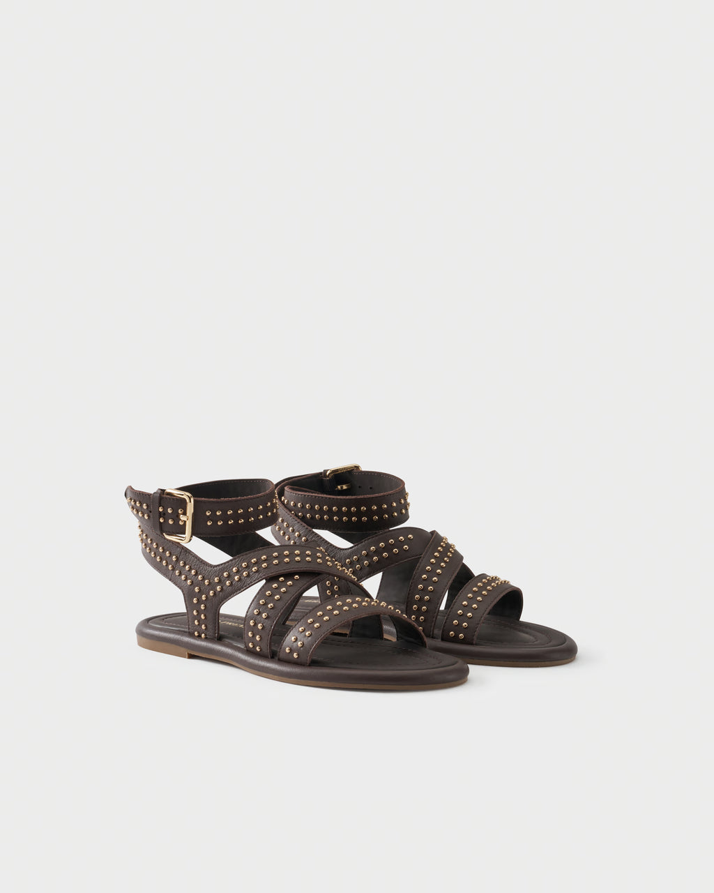 Flat sandal in leather with studs