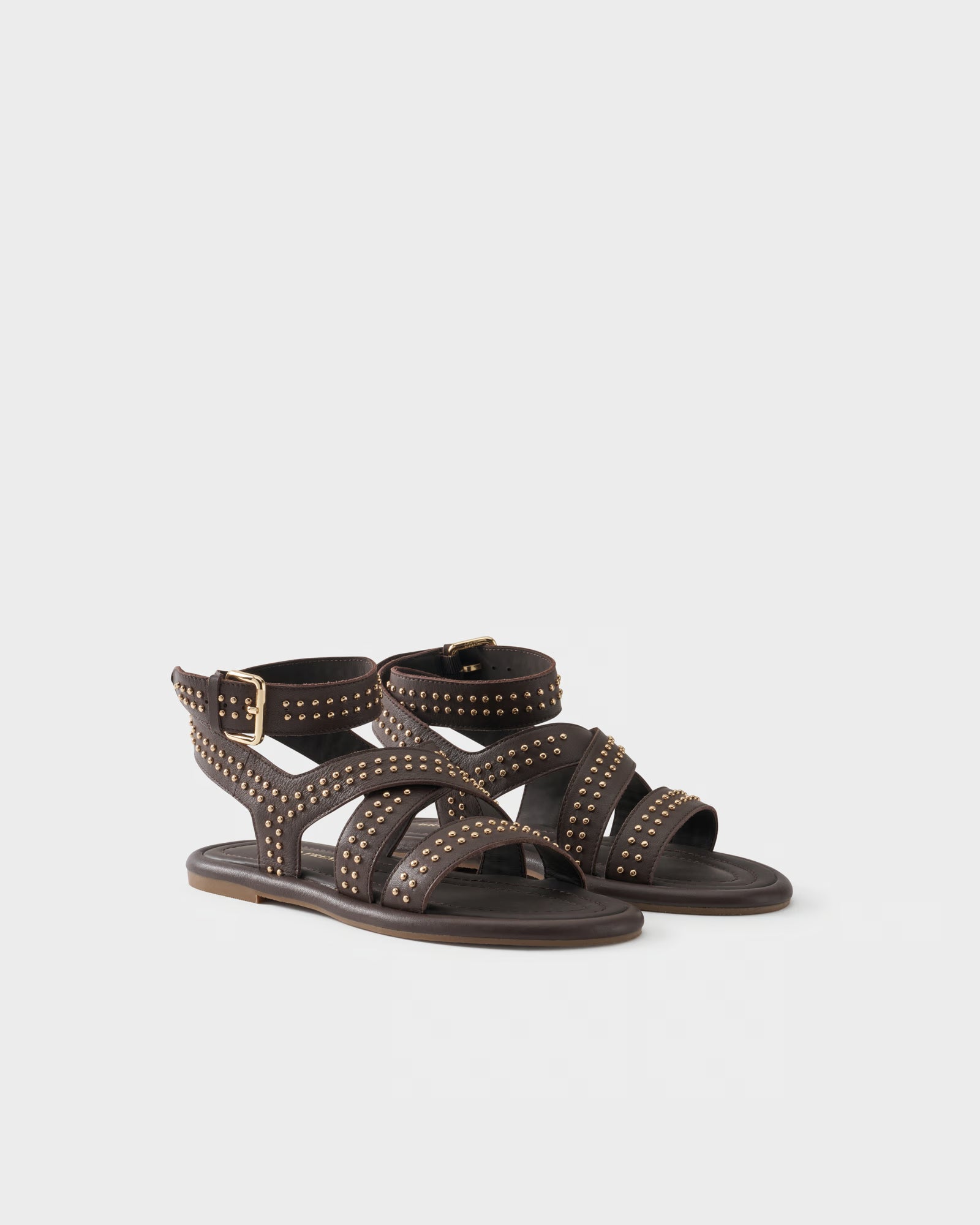 Flat sandal in leather with studs