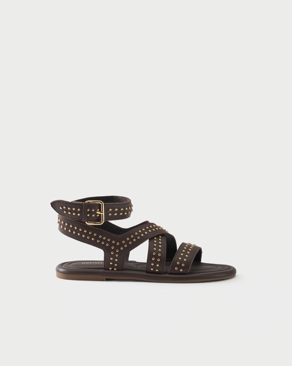Flat sandal in leather with studs