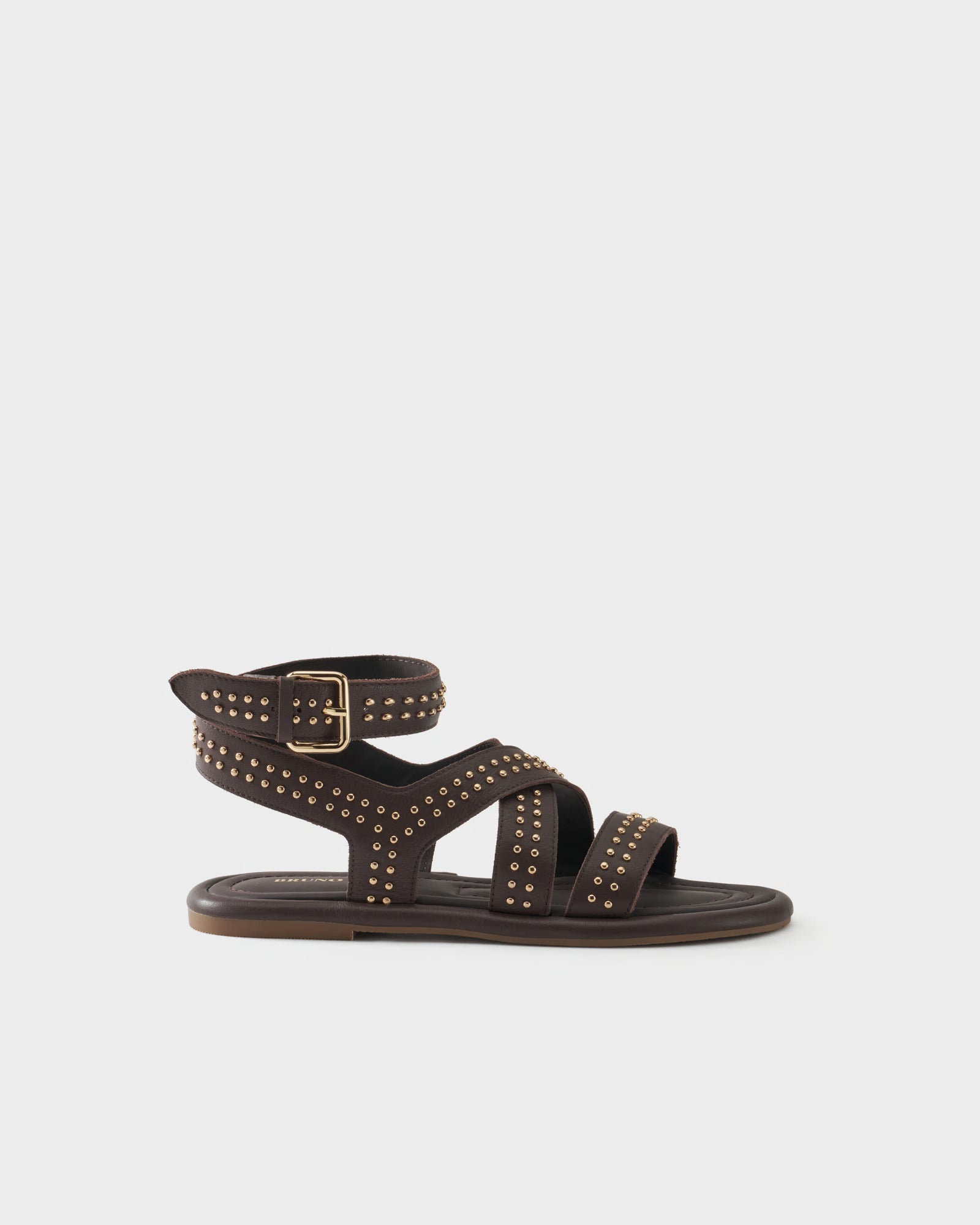 Flat sandal in leather with studs