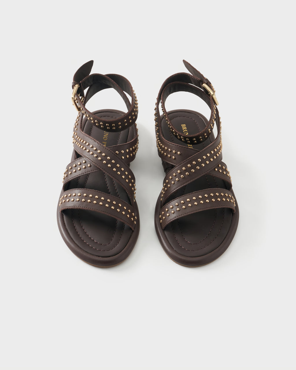 Flat sandal in leather with studs