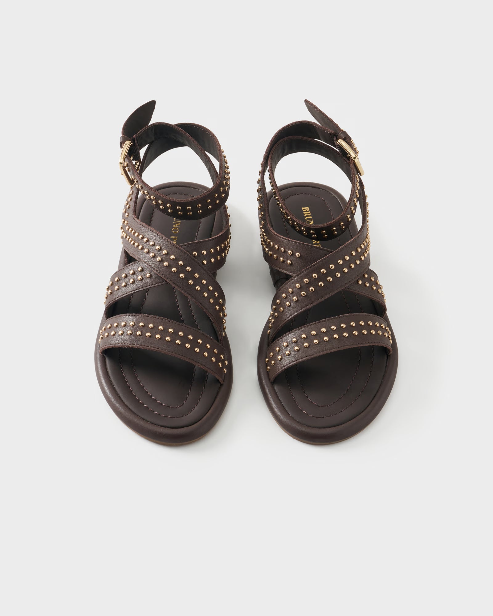 Flat sandal in leather with studs