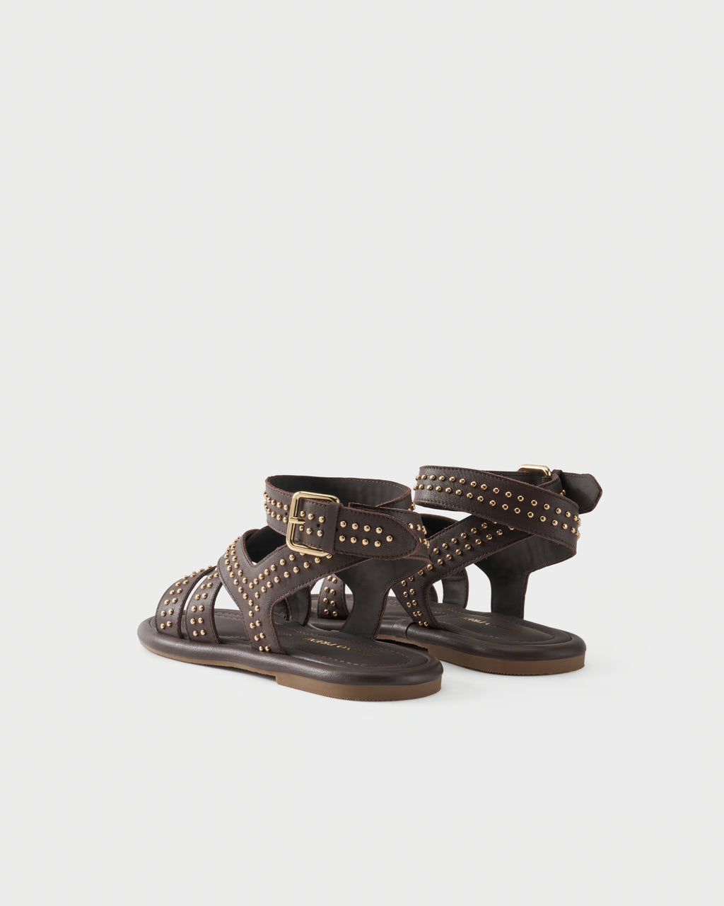 Flat sandal in leather with studs