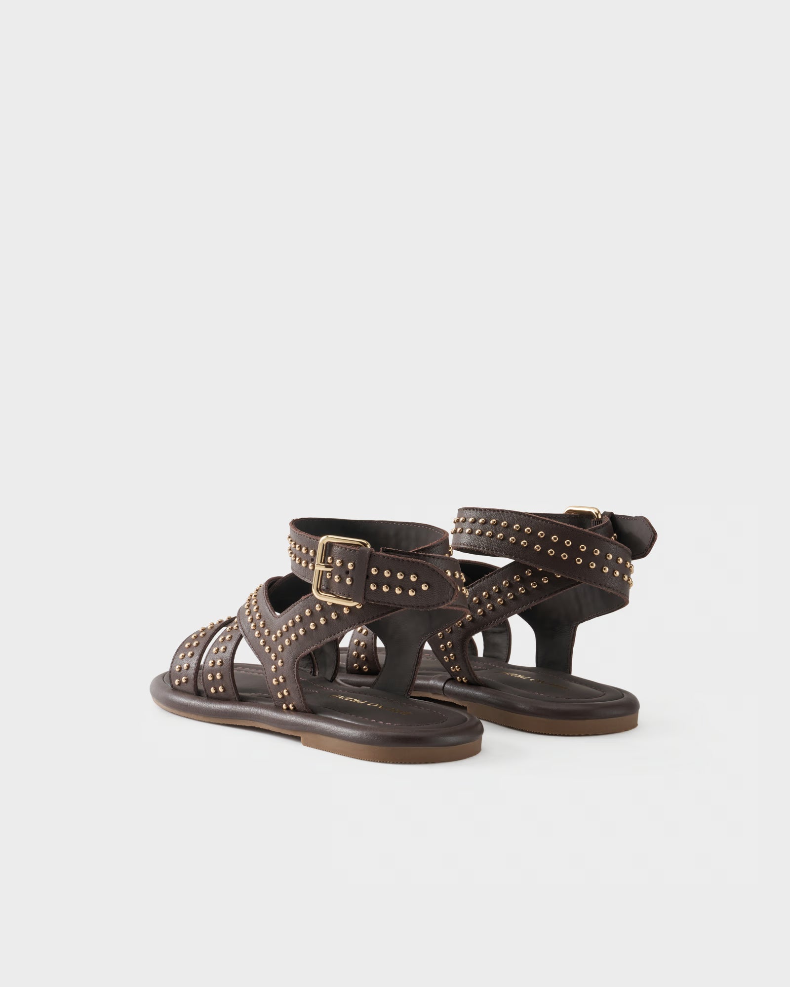 Flat sandal in leather with studs