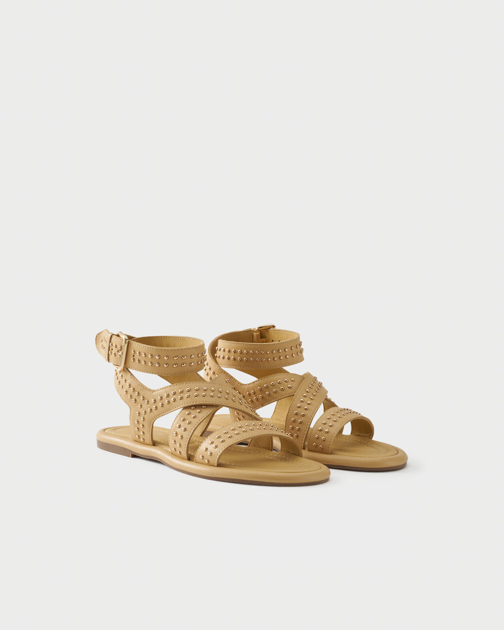 Flat sandal in leather with studs