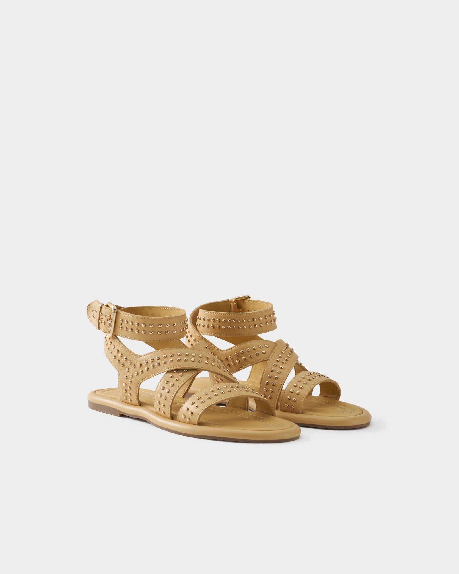 Flat sandal in leather with studs