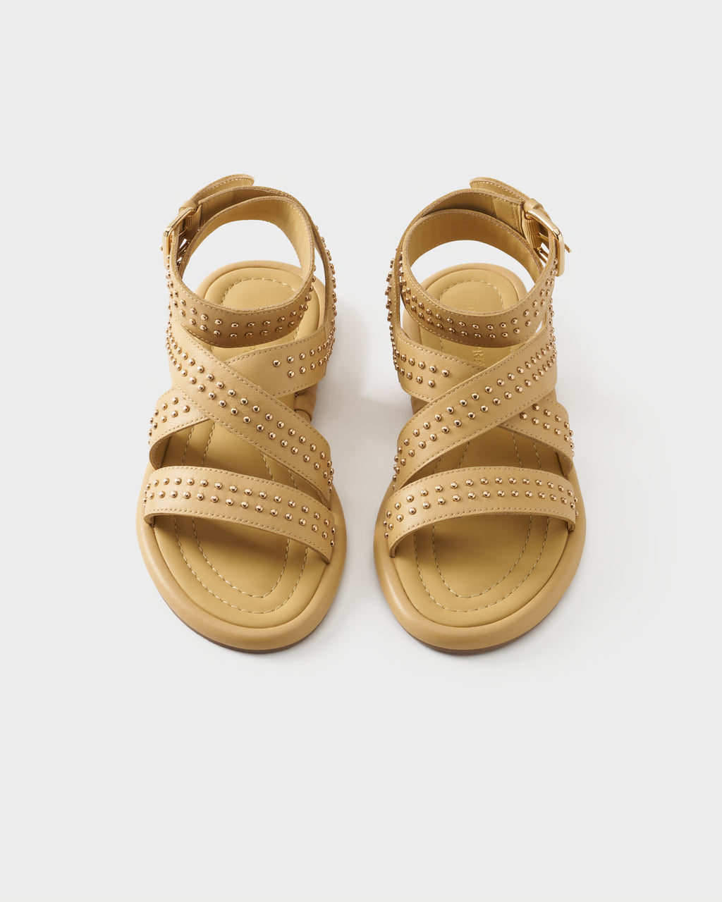 Flat sandal in leather with studs