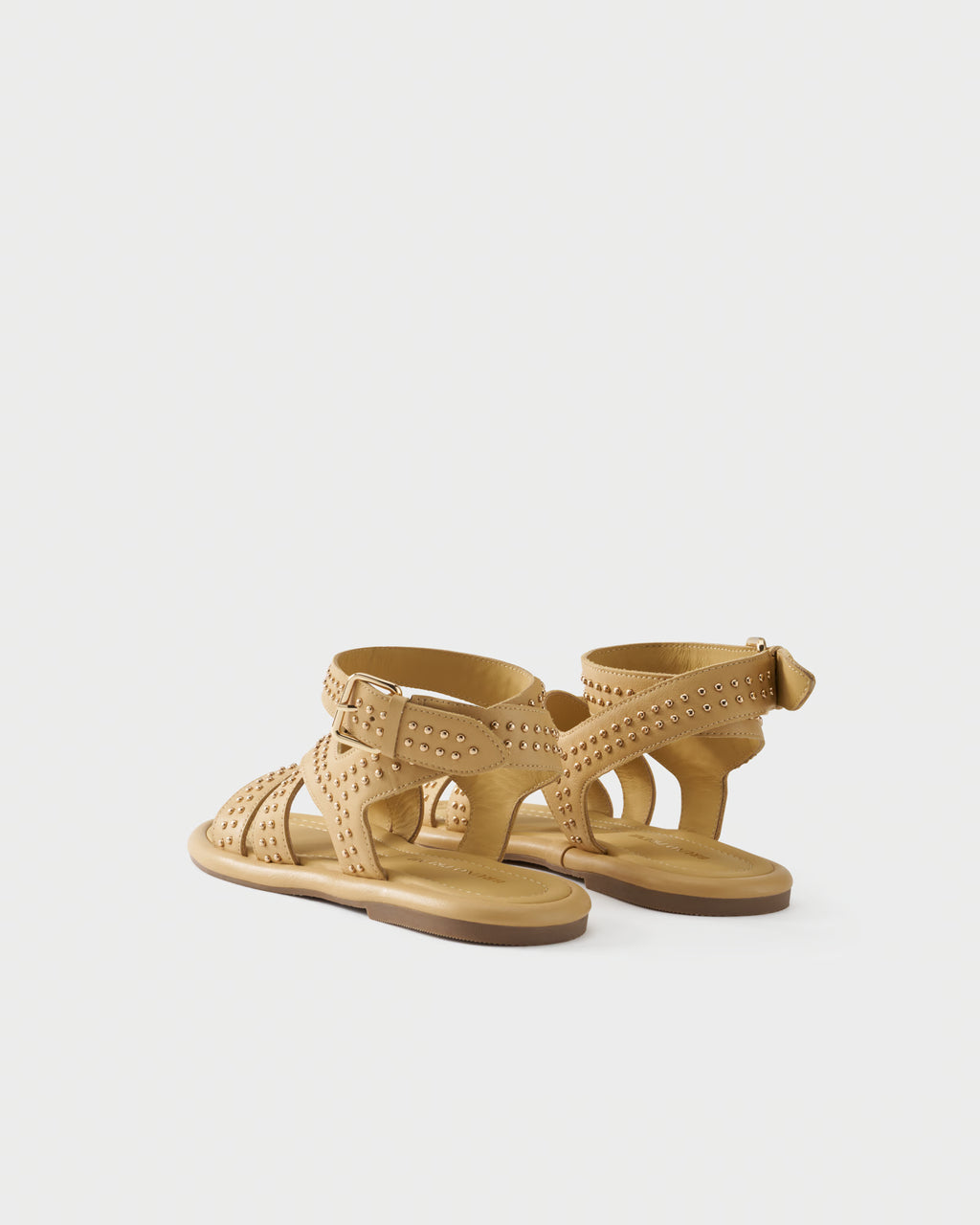 Flat sandal in leather with studs