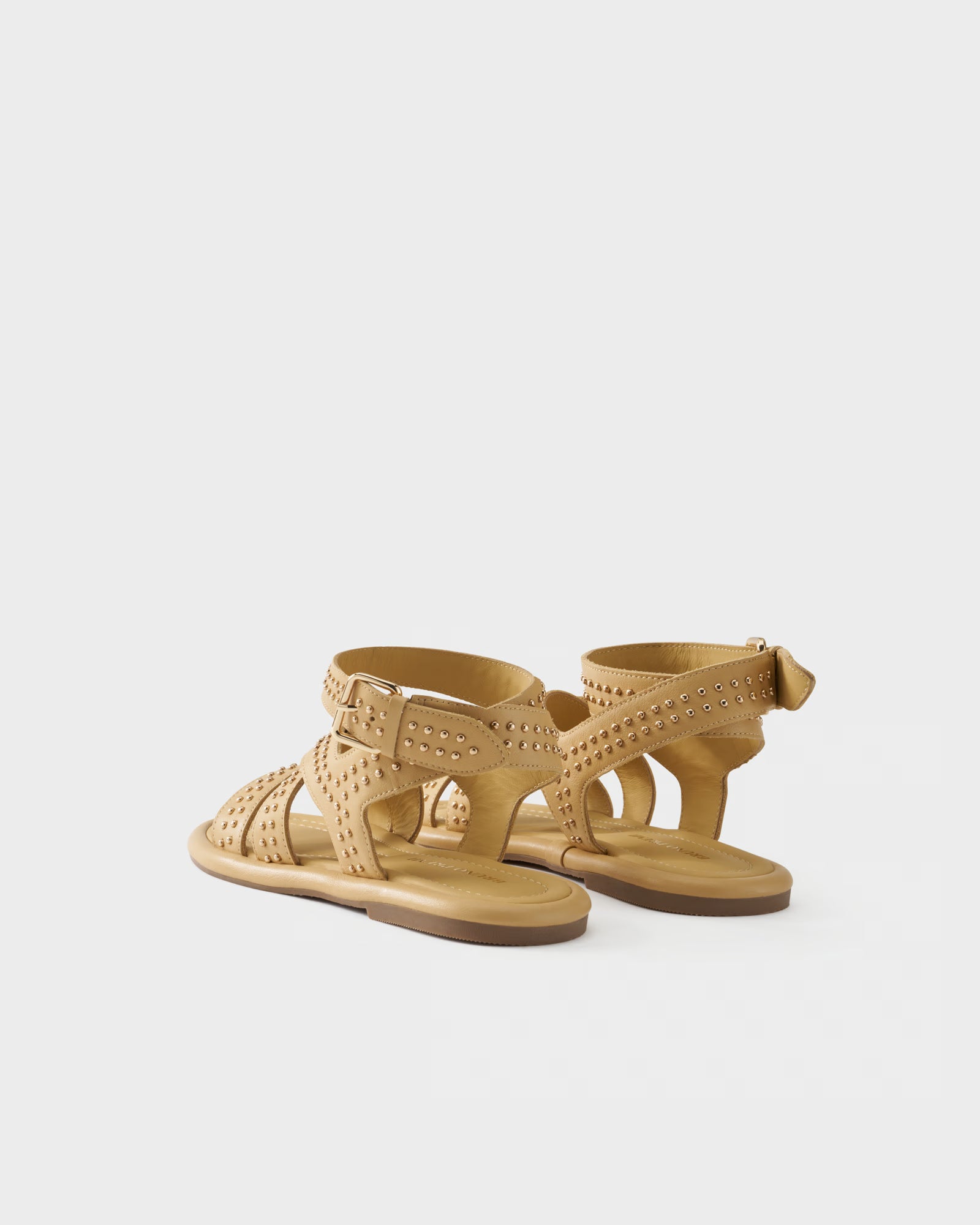 Flat sandal in leather with studs