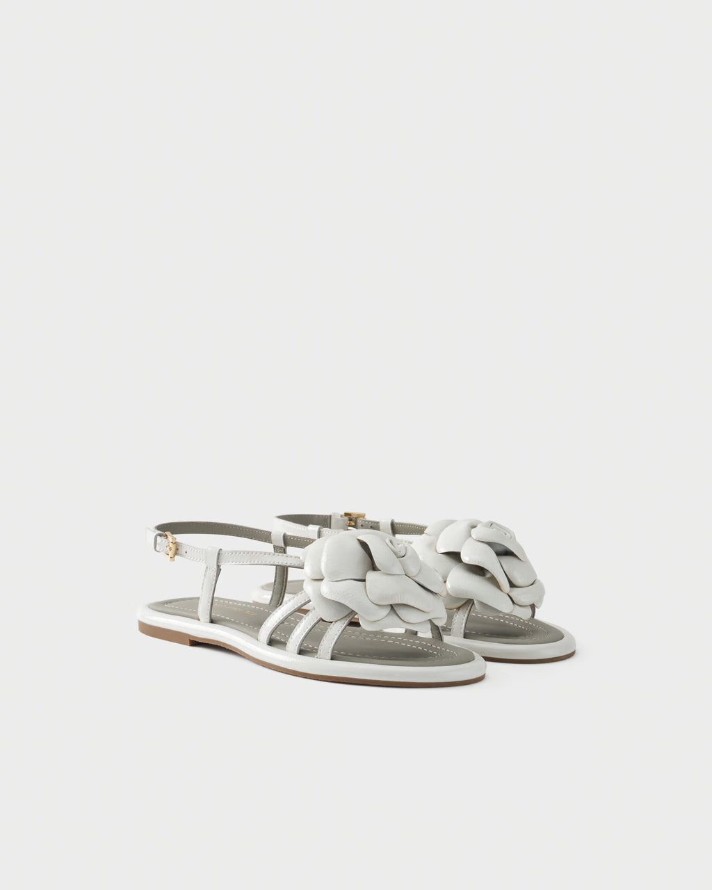 Sandalo flat in vernice con applicazione floreale