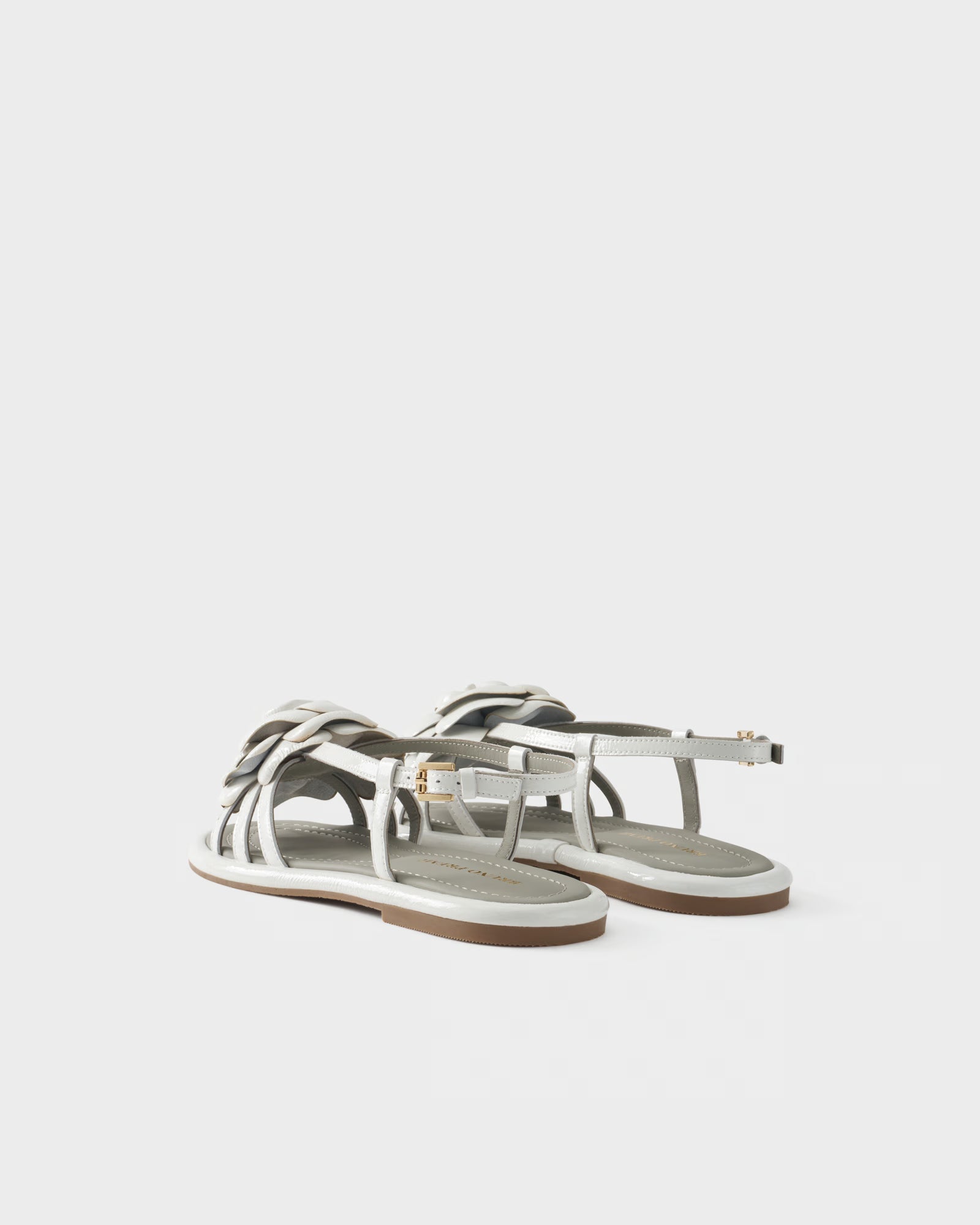 Sandalo flat in vernice con applicazione floreale