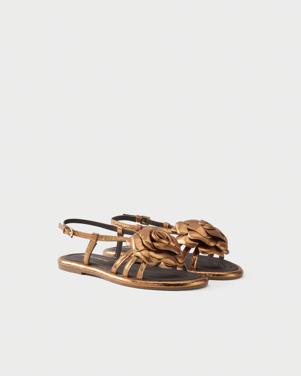 Sandalo flat in pelle metallizzata con applicazione floreale