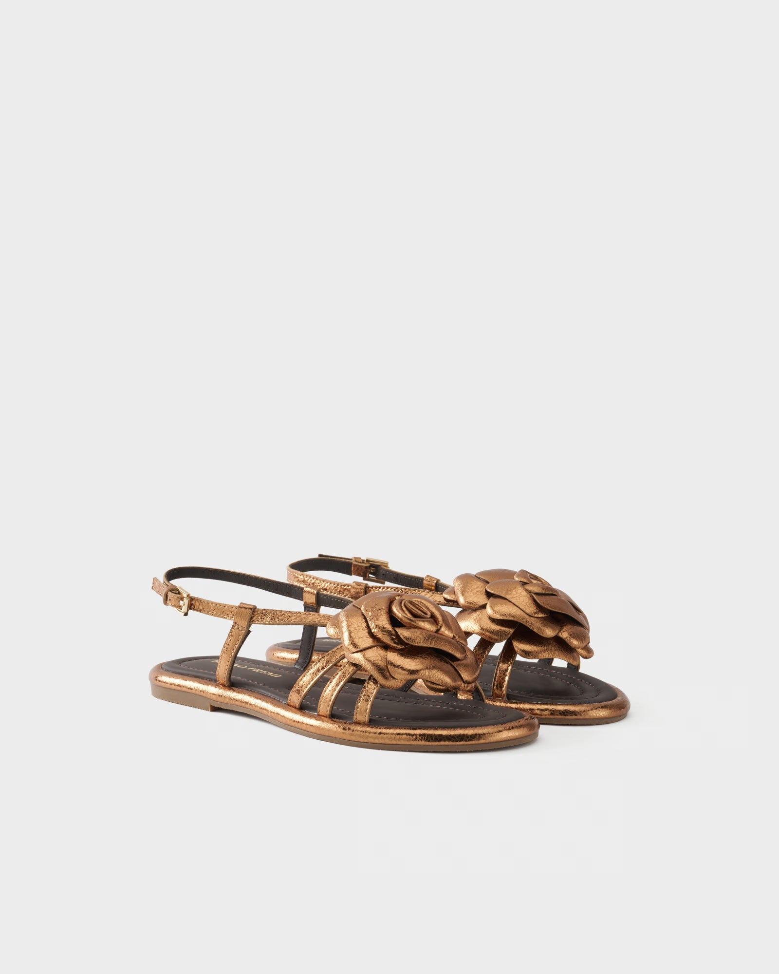 Sandalo flat in pelle metallizzata con applicazione floreale