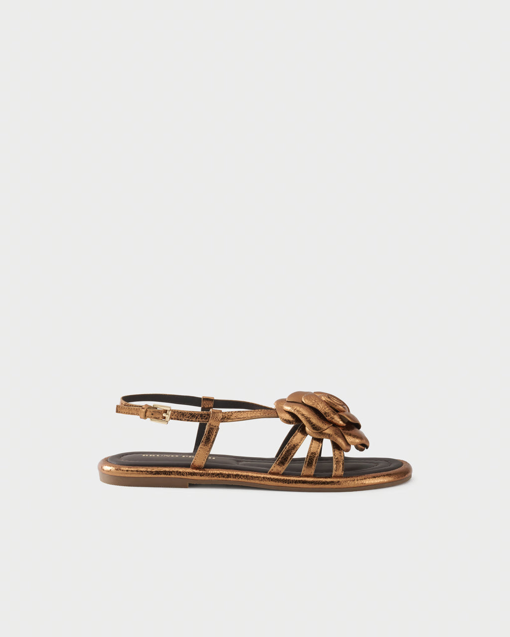 Sandalo flat in pelle metallizzata con applicazione floreale