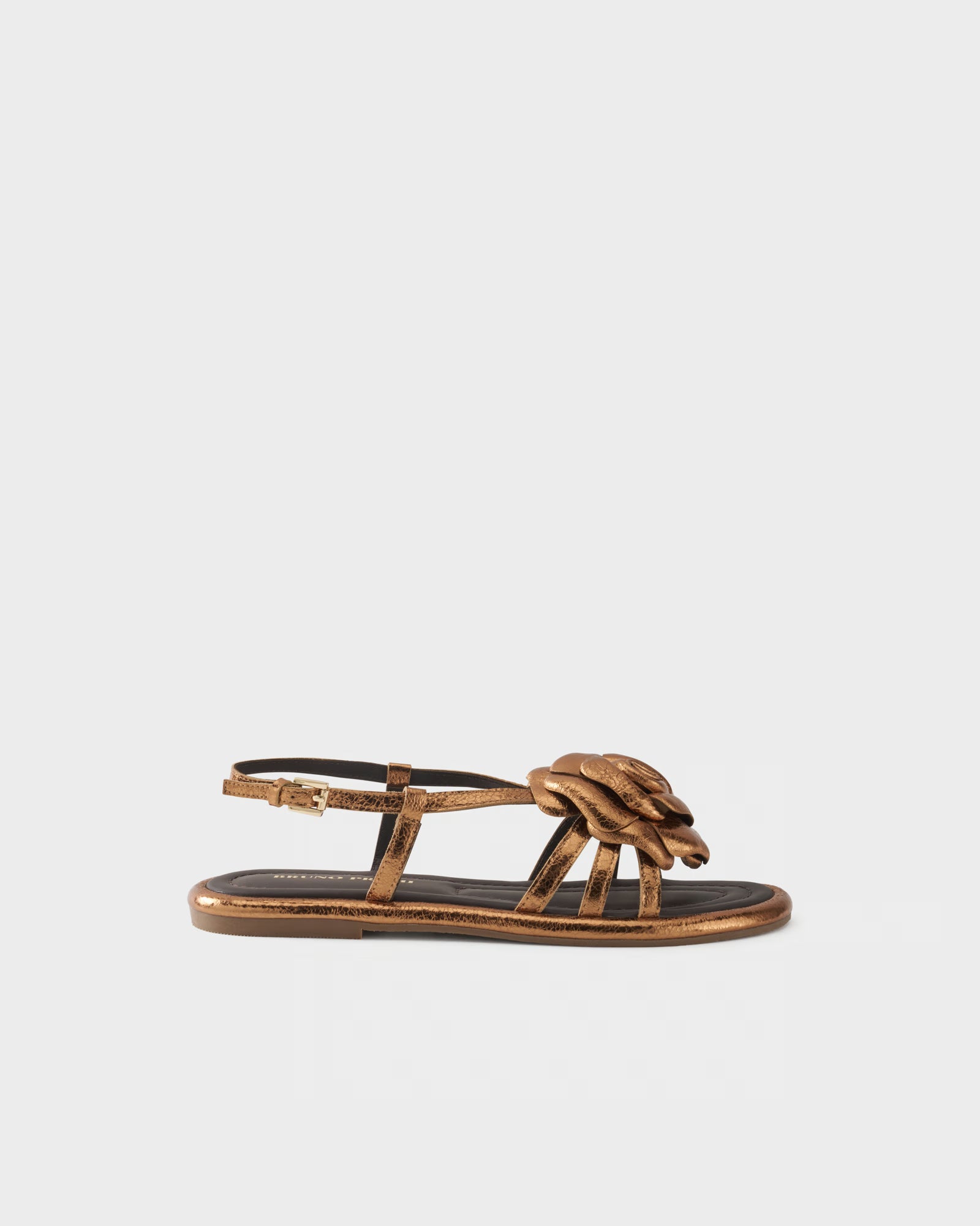 Sandalo flat in pelle metallizzata con applicazione floreale