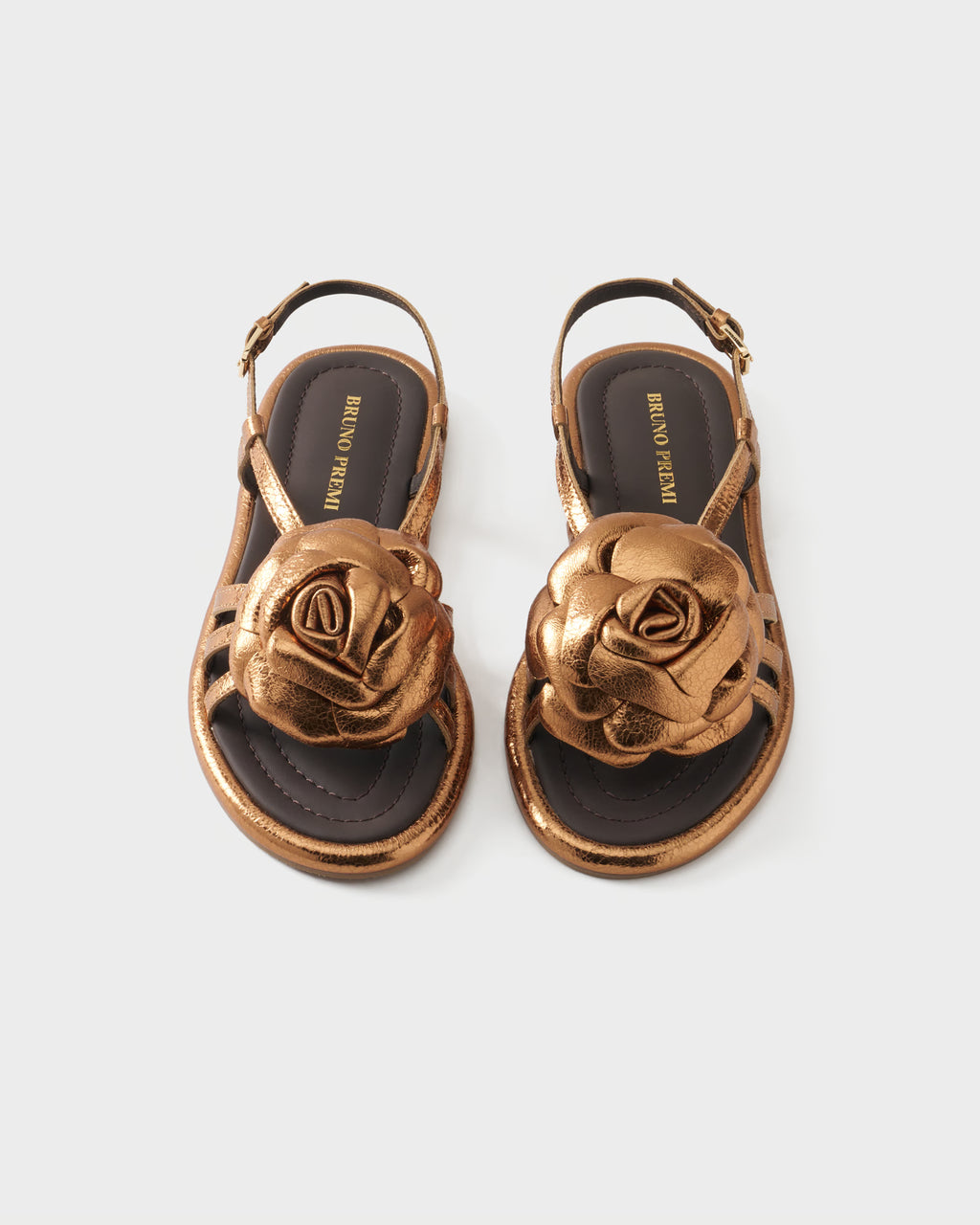 Sandalo flat in pelle metallizzata con applicazione floreale