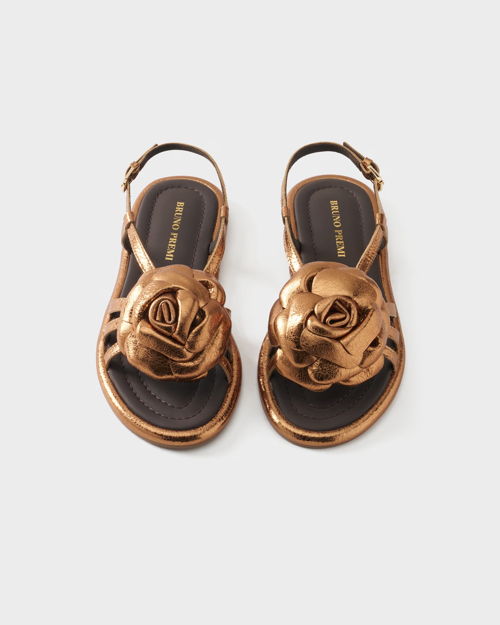 Sandalo flat in pelle metallizzata con applicazione floreale