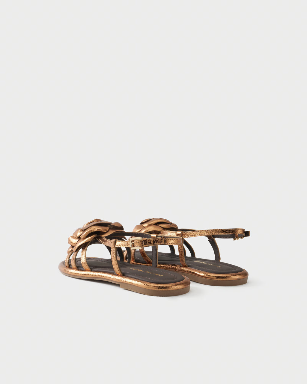 Sandalo flat in pelle metallizzata con applicazione floreale