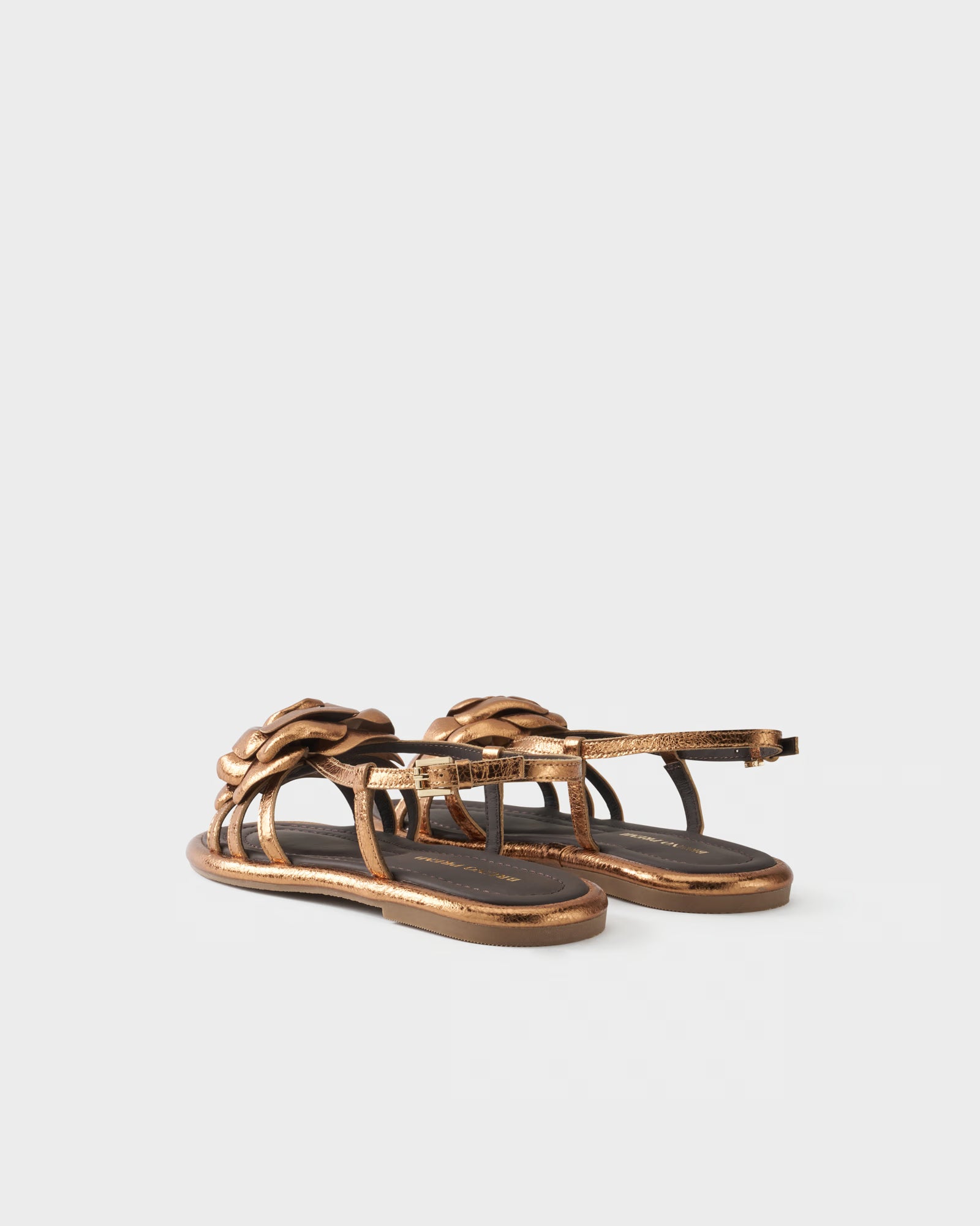 Sandalo flat in pelle metallizzata con applicazione floreale