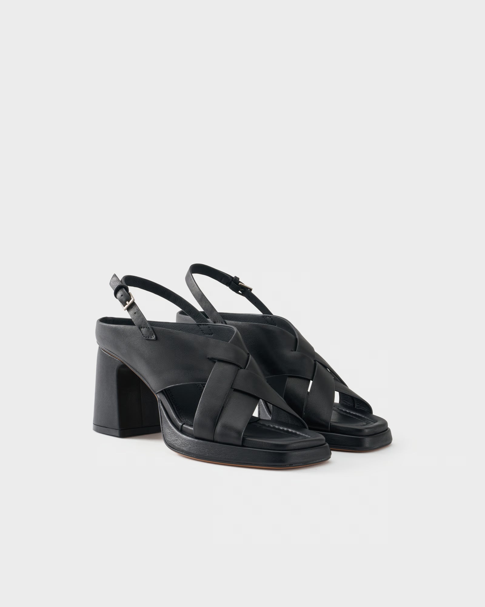 Sandalo slingback in pelle con tacco largo