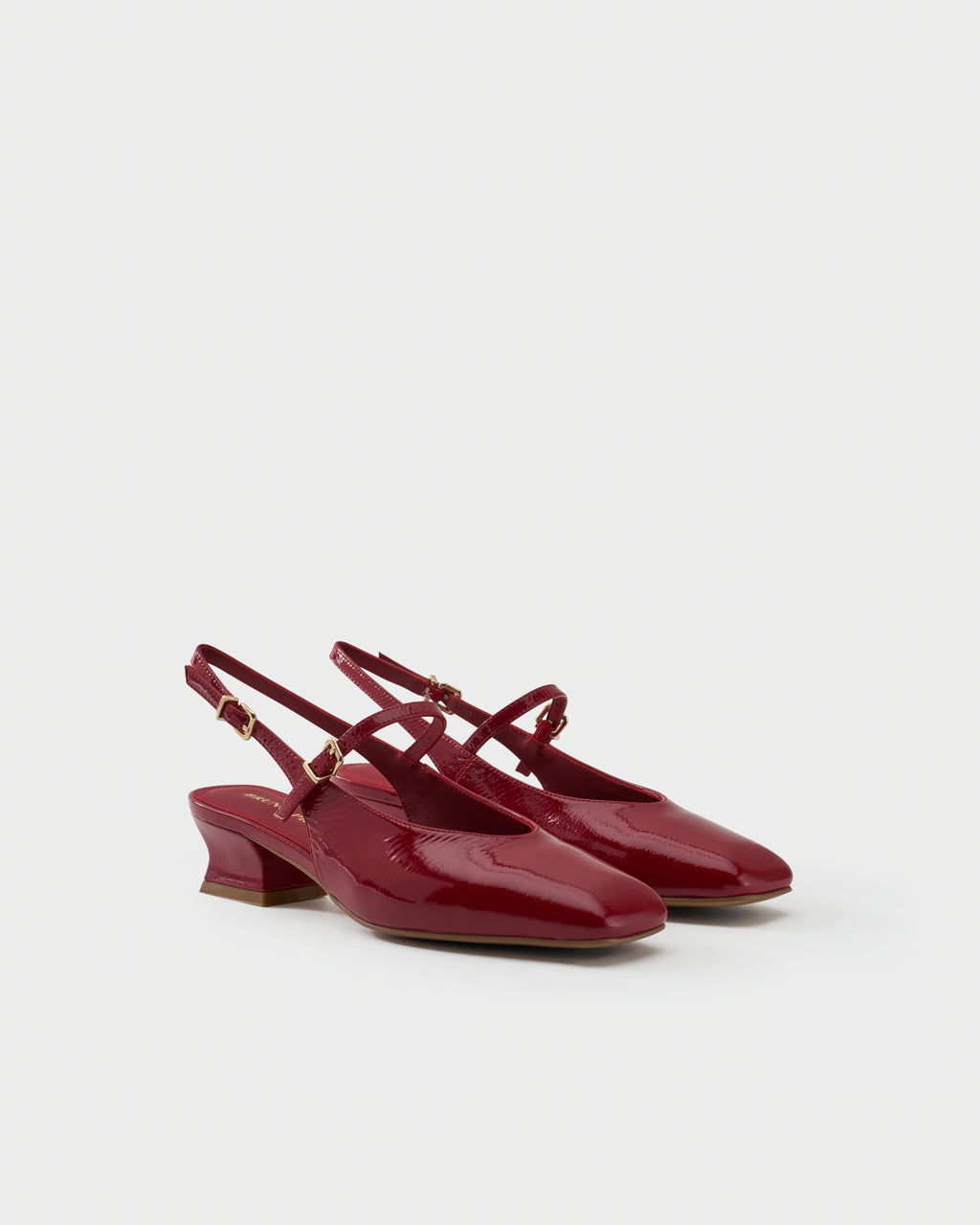 Pointed-toe slingback pump in patent leather