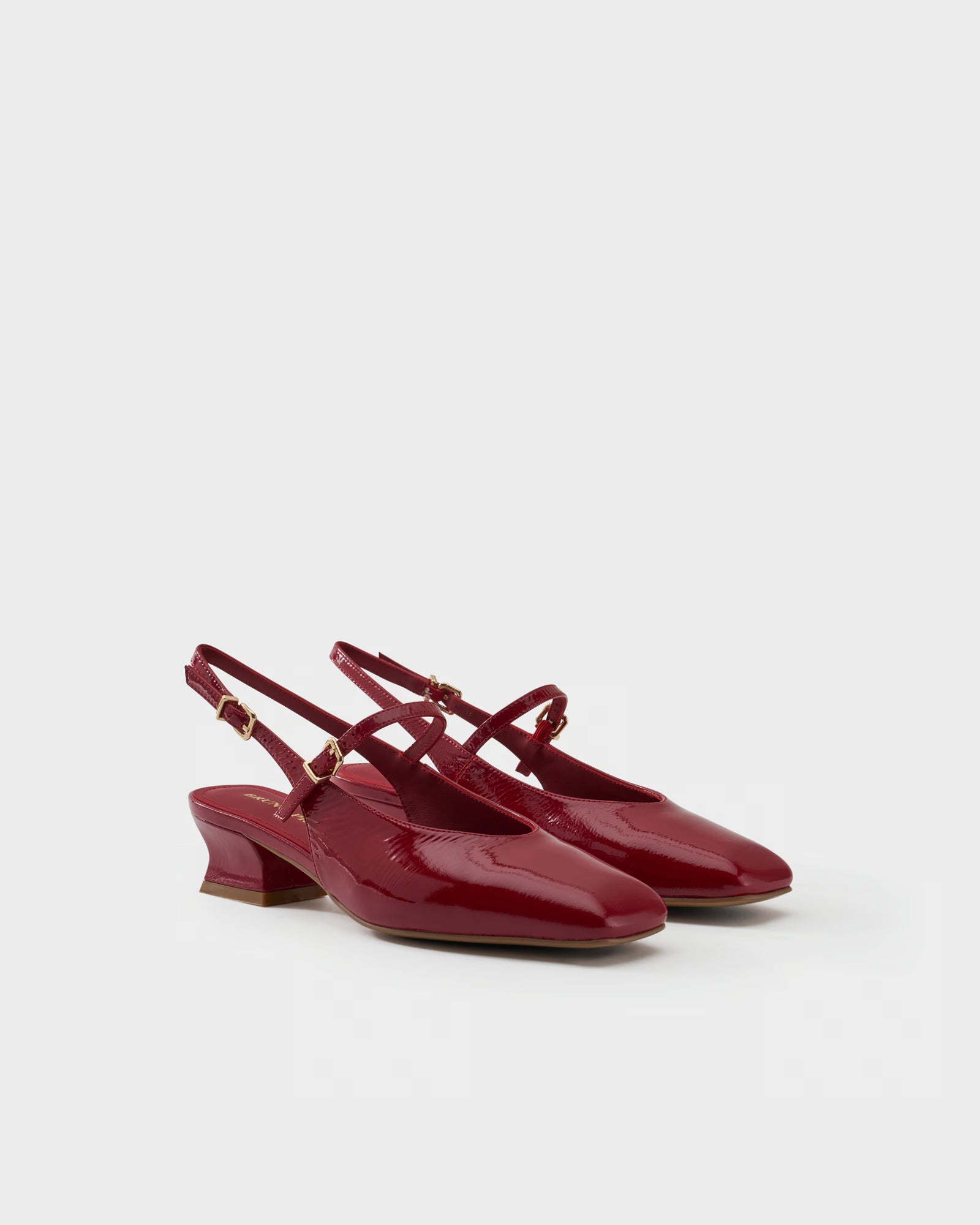 Pointed-toe slingback pump in patent leather