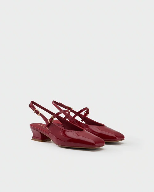 Pointed-toe slingback pump in patent leather