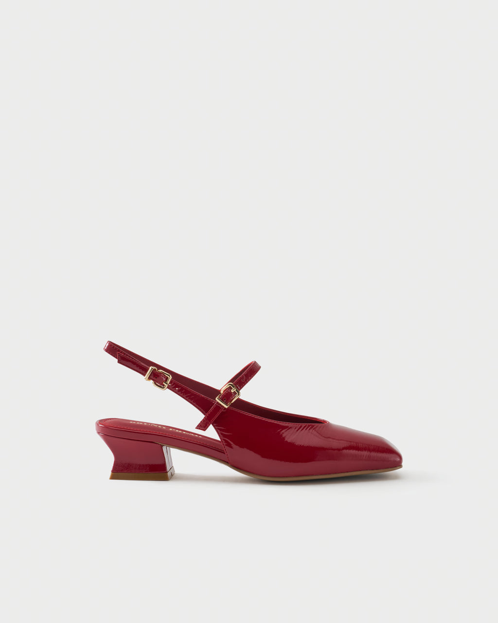 Pointed-toe slingback pump in patent leather