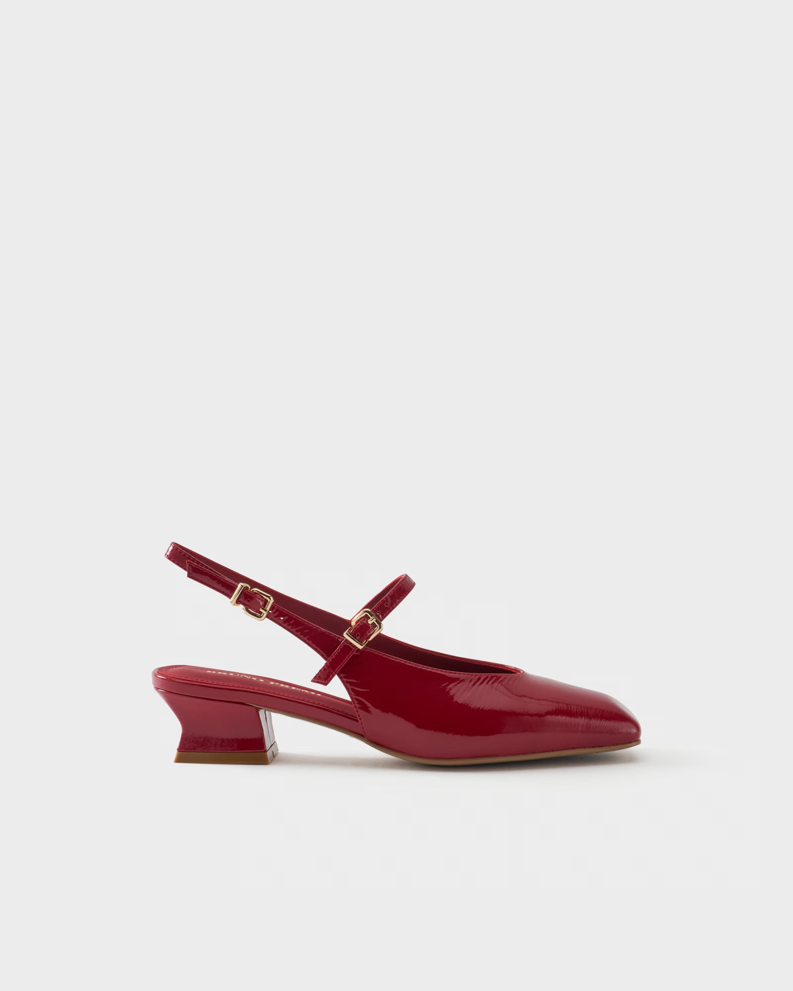 Pointed-toe slingback pump in patent leather