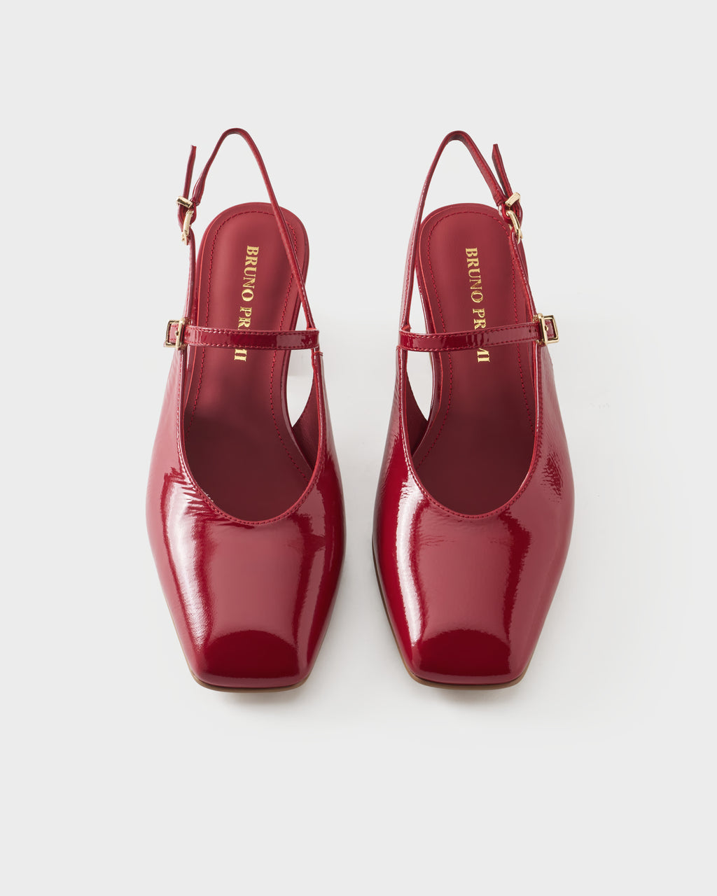Pointed-toe slingback pump in patent leather