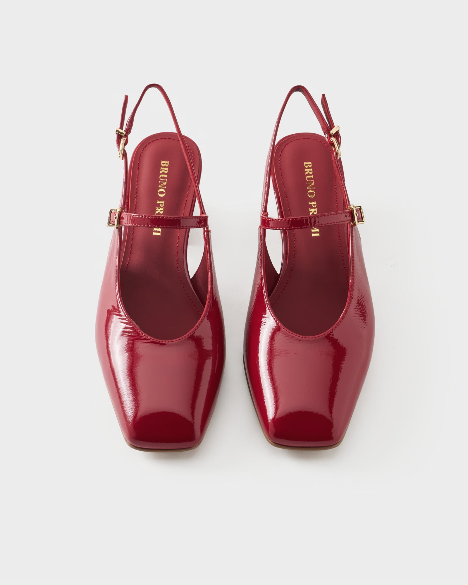 Pointed-toe slingback pump in patent leather