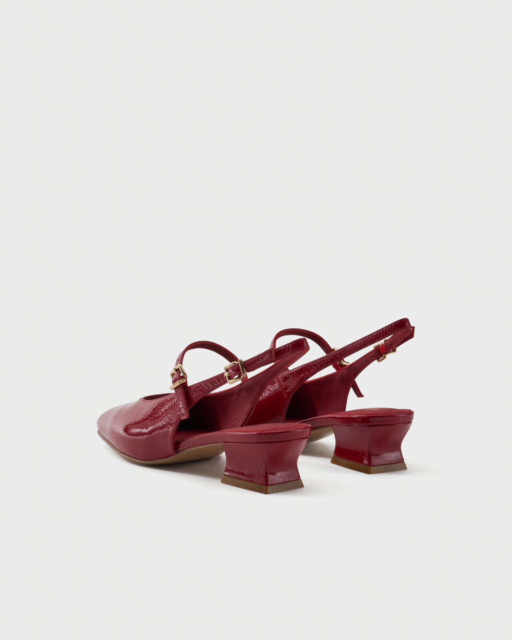 Pointed-toe slingback pump in patent leather