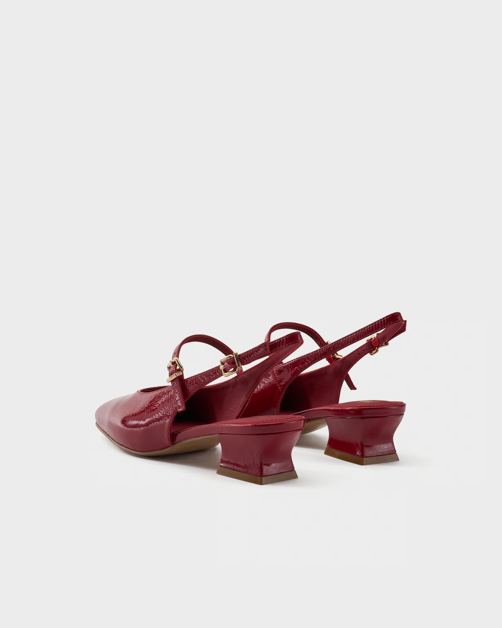 Pointed-toe slingback pump in patent leather