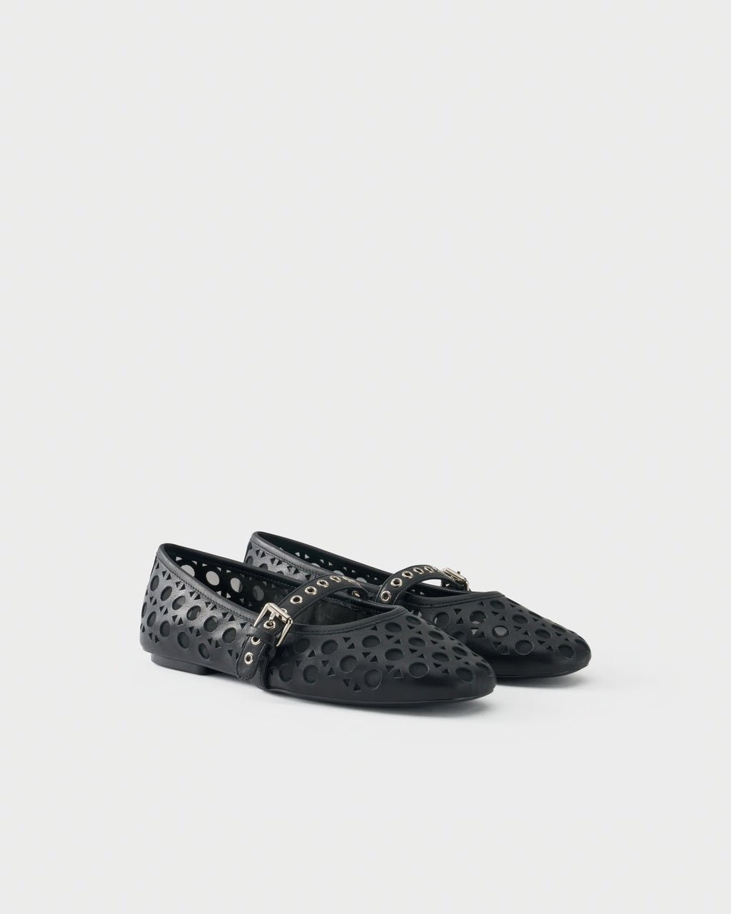 Perforated ballerina in leather
