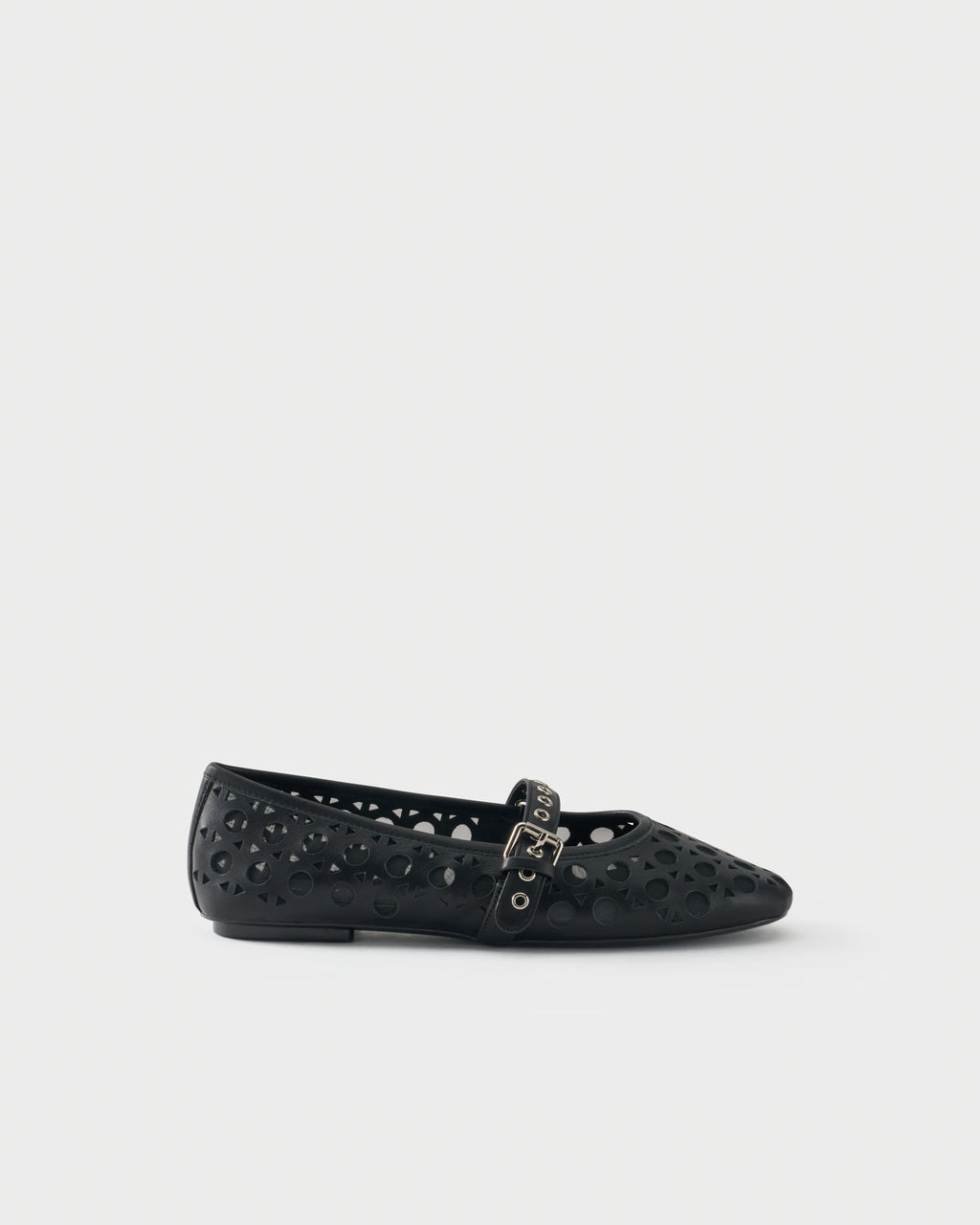 Perforated ballerina in leather