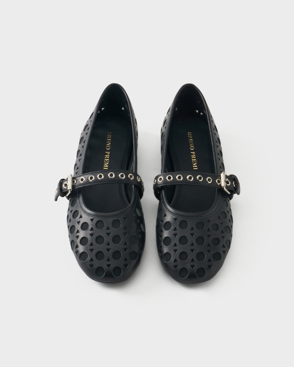 Perforated ballerina in leather