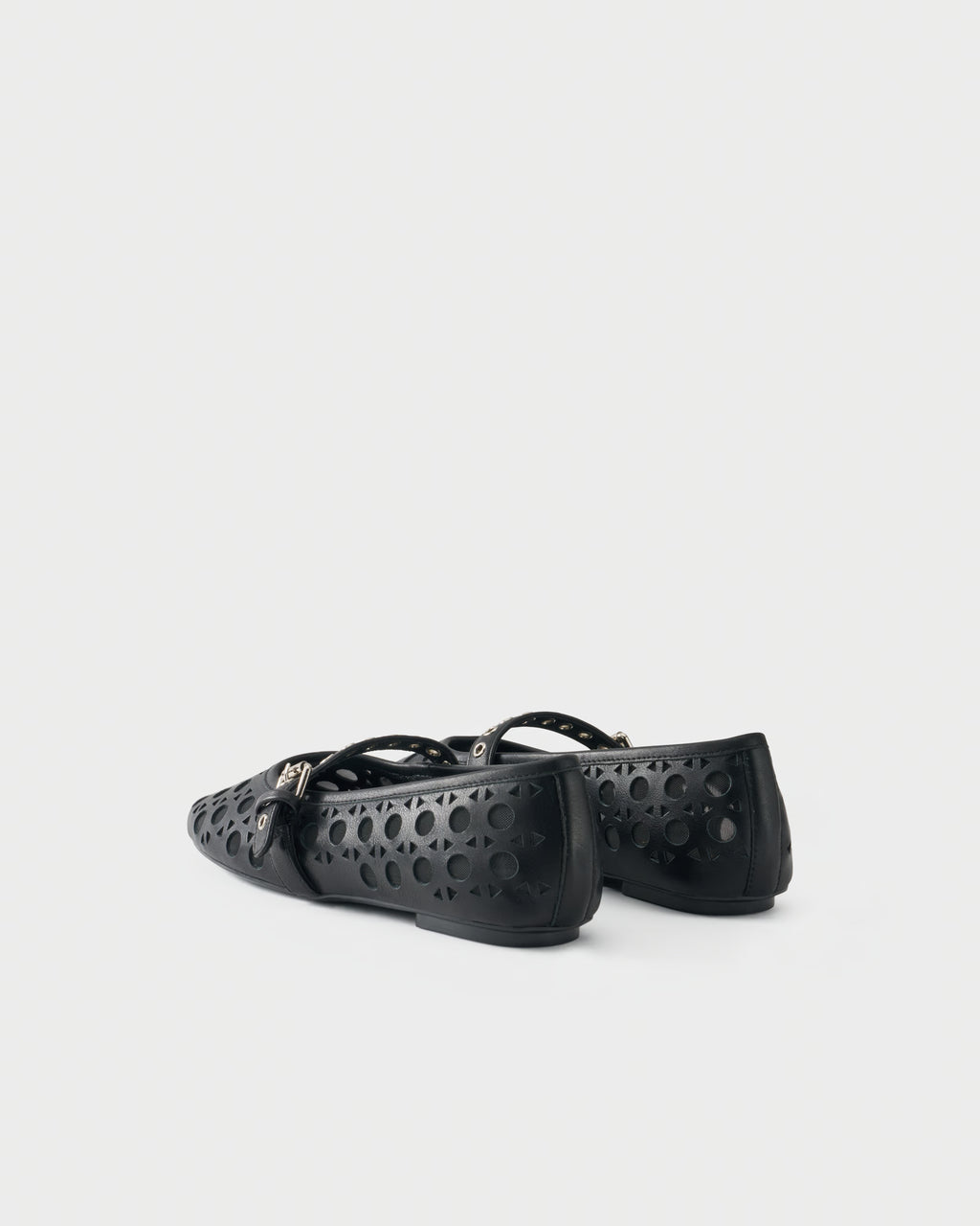 Perforated ballerina in leather
