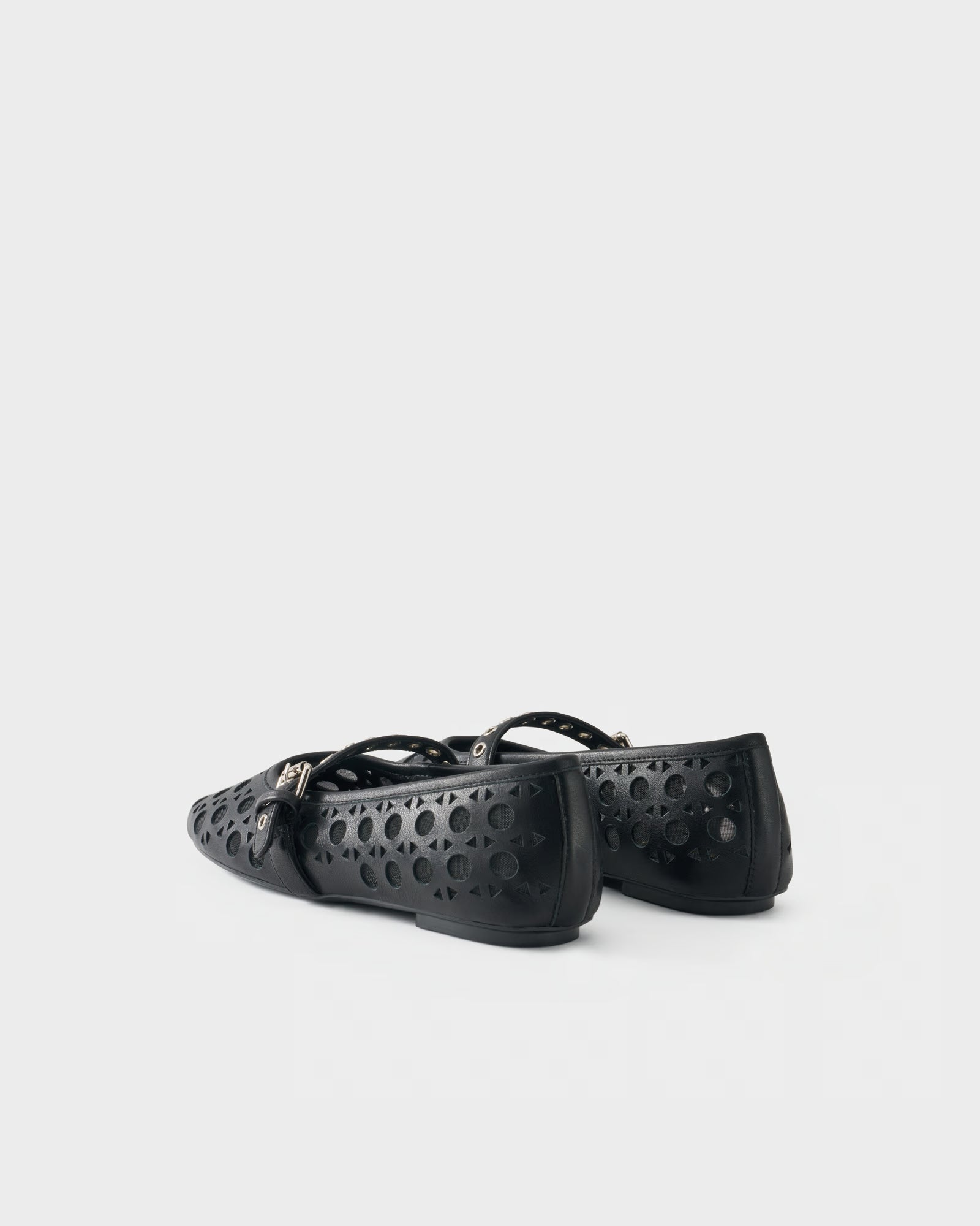 Perforated ballerina in leather