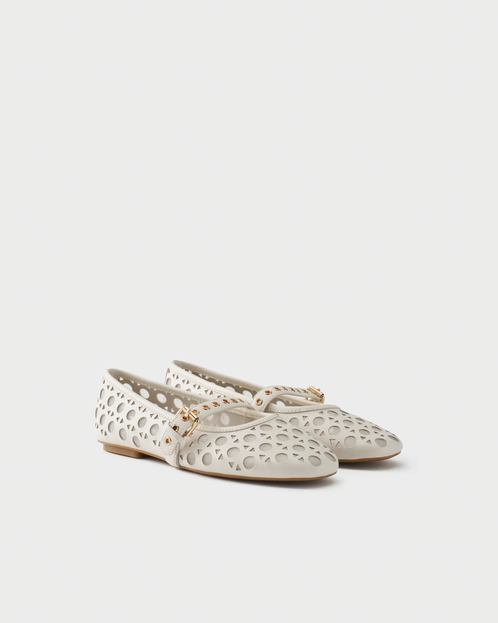 Perforated ballerina in leather