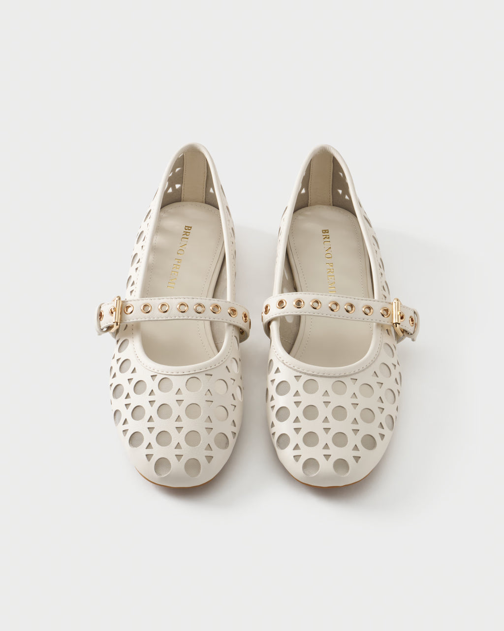 Perforated ballerina in leather