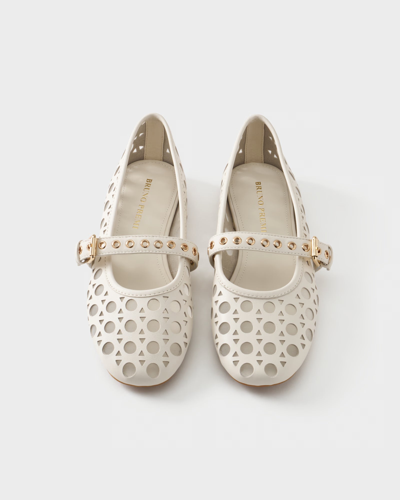 Perforated ballerina in leather
