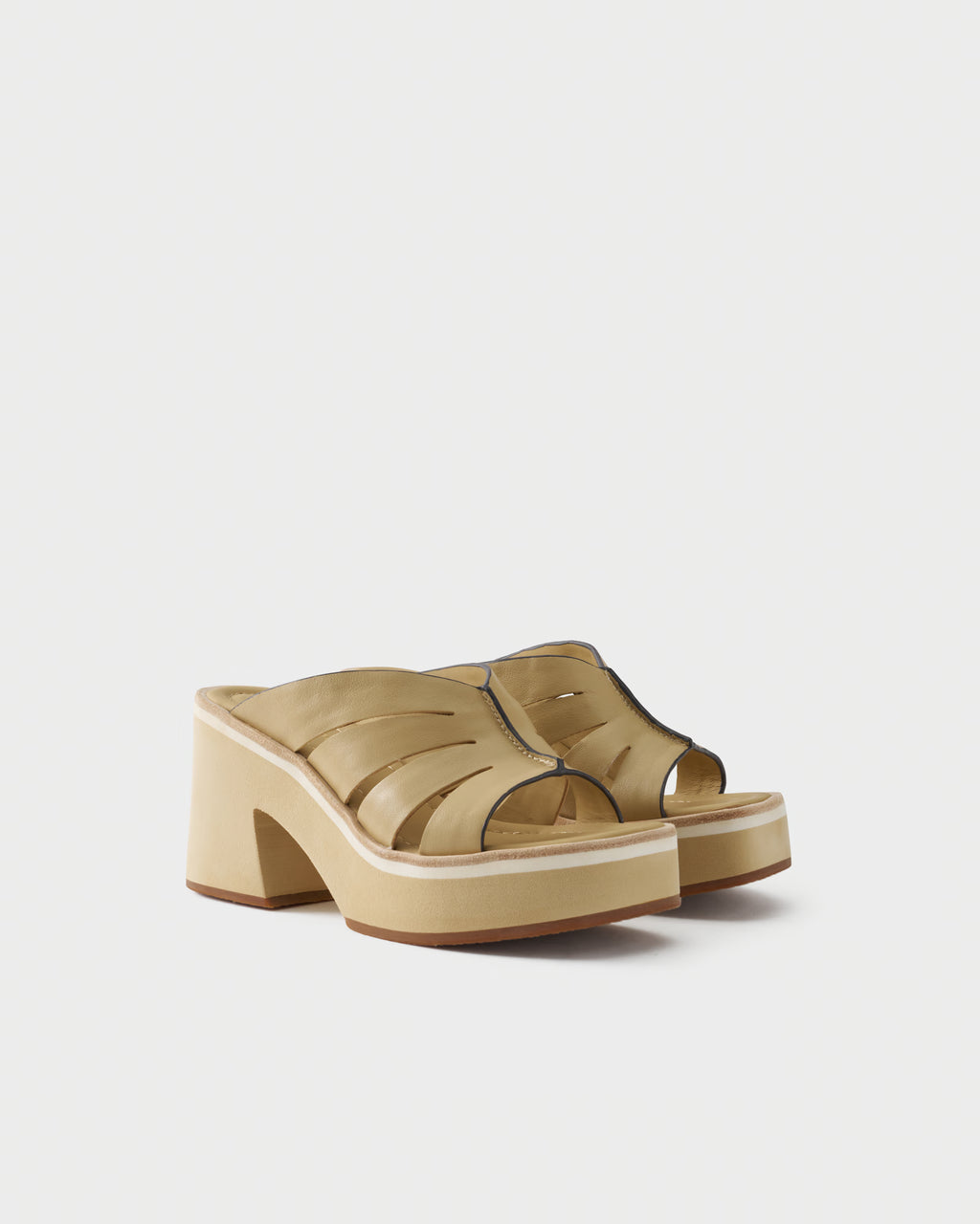 Mule in leather with cut-out straps