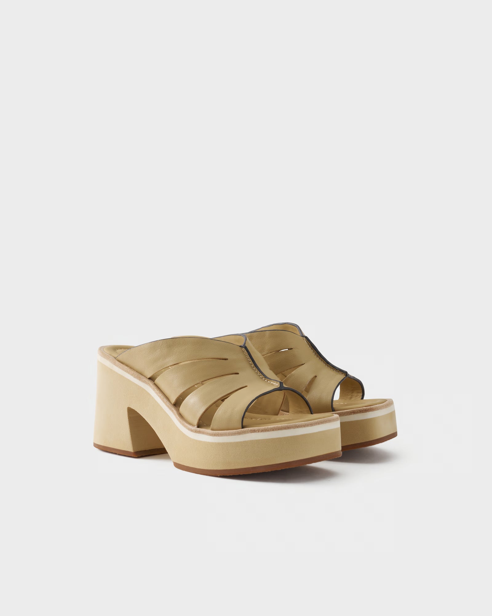 Sabot in pelle con fasce tagliate