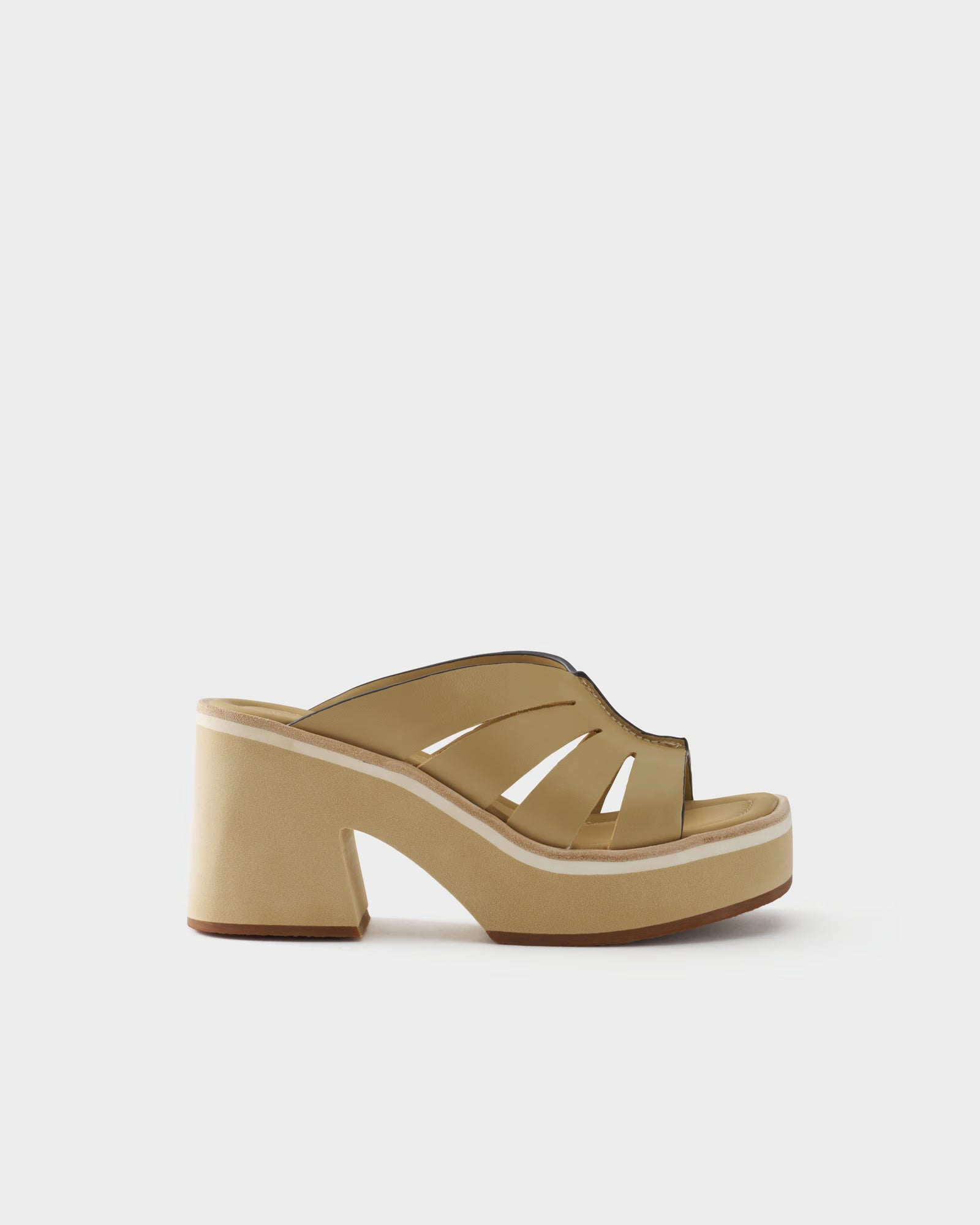 Sabot in pelle con fasce tagliate