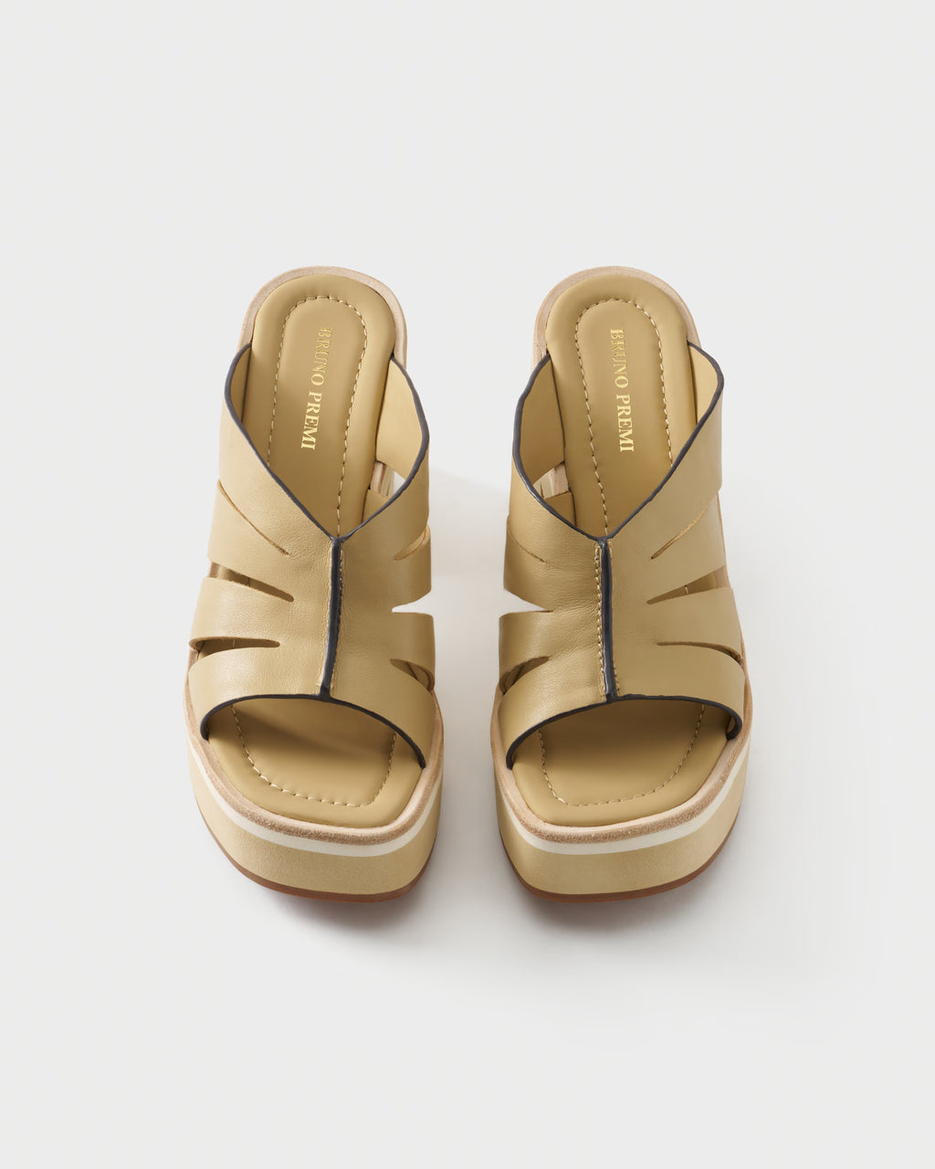 Mule in leather with cut-out straps