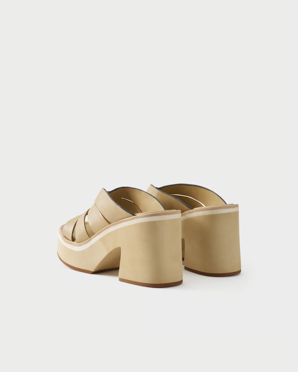 Mule in leather with cut-out straps