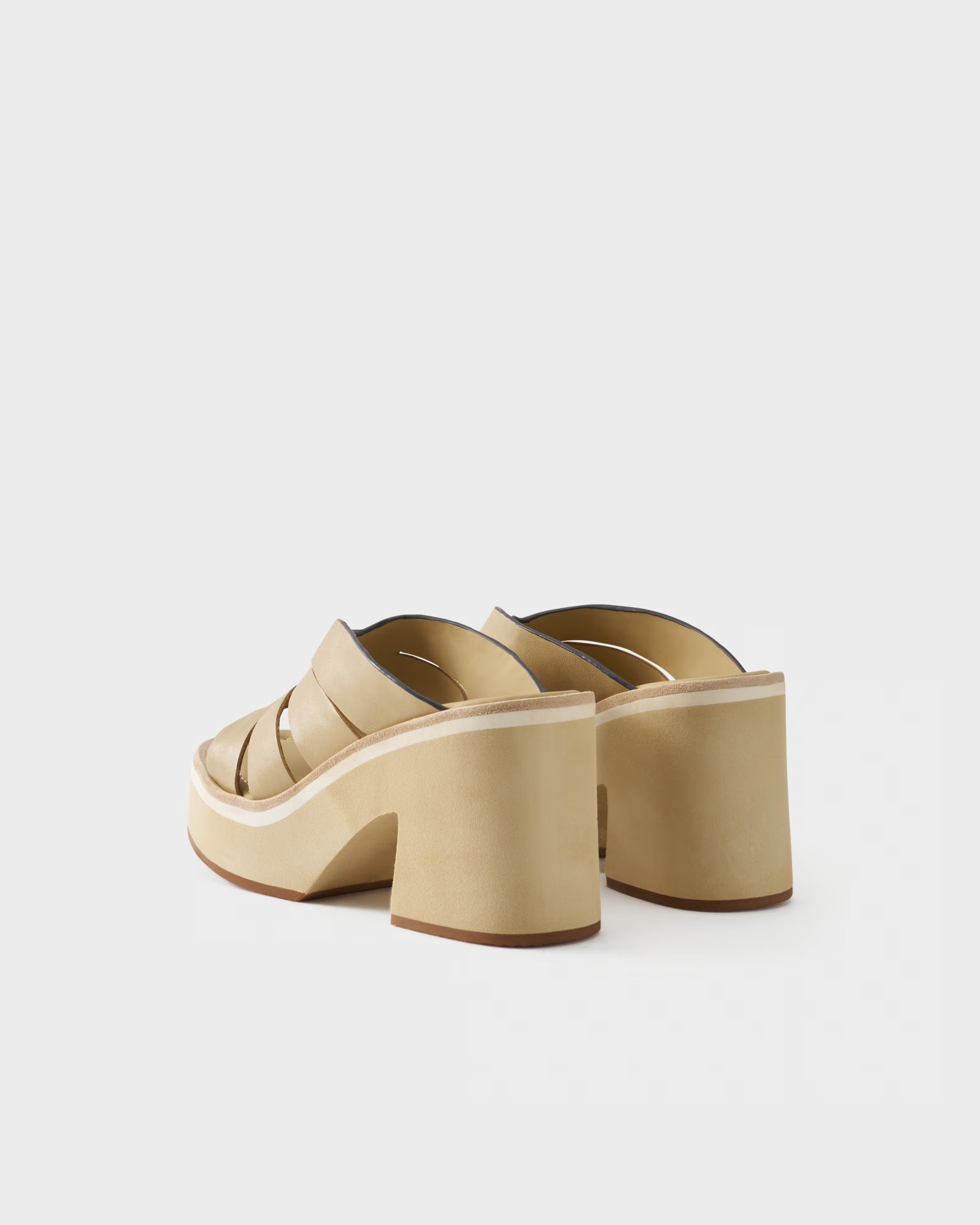 Mule in leather with cut-out straps
