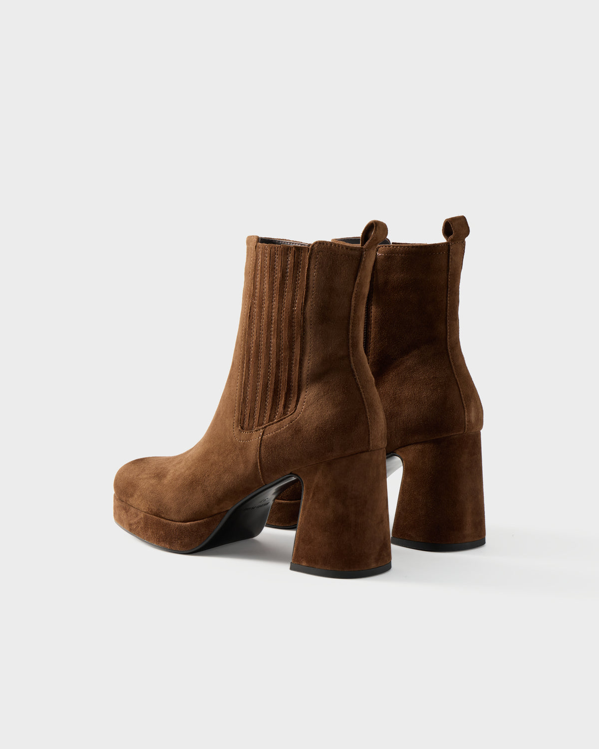 Stivaletto in camoscio con elastico e plateau