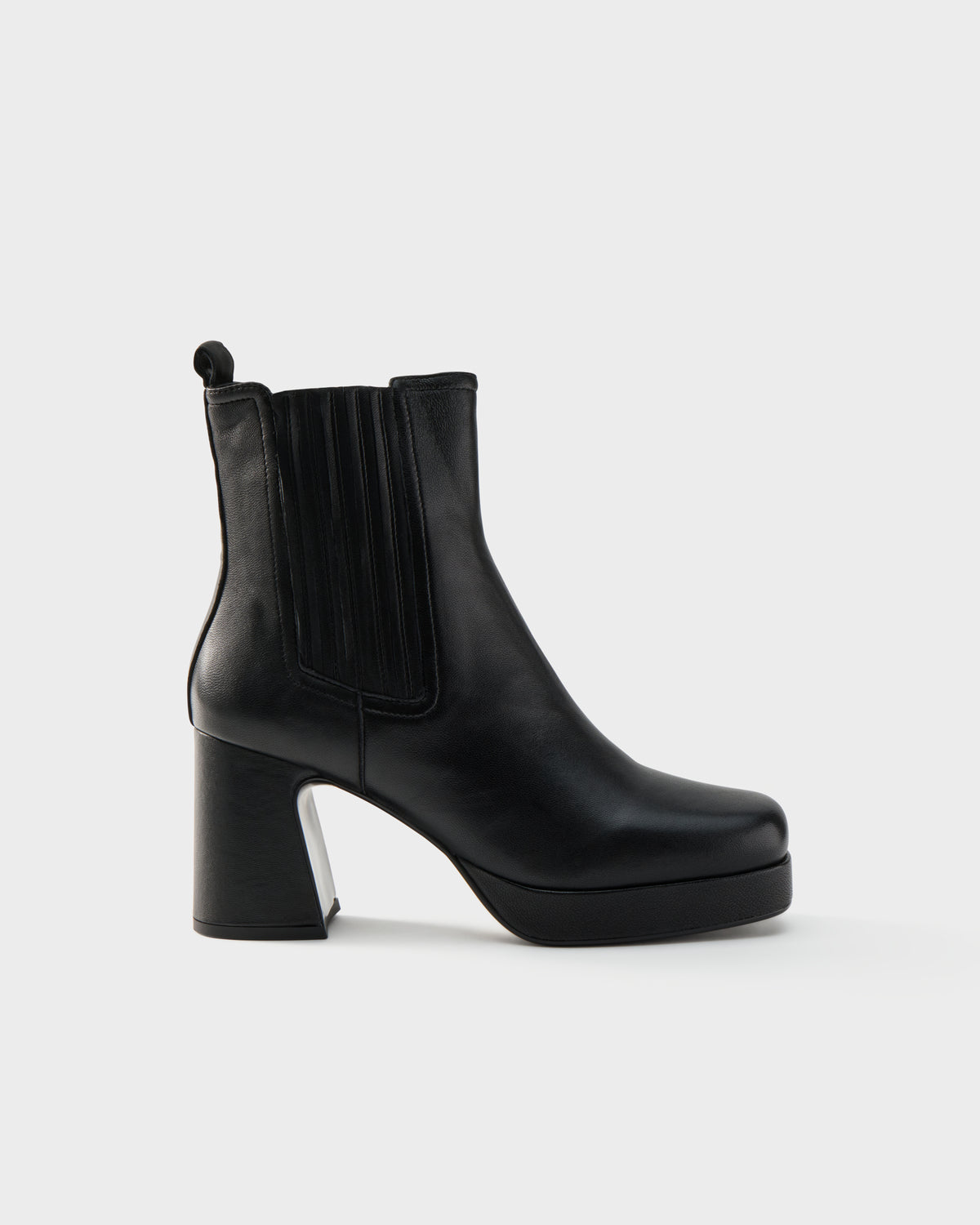 Stivaletto in nappa con elastico e plateau