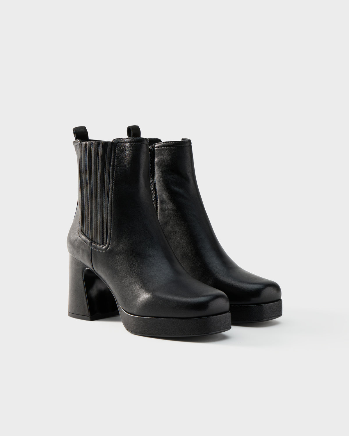 Stivaletto in nappa con elastico e plateau
